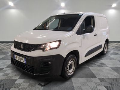 la camionnette blanche est garée sur le sol en damier d'une pièce