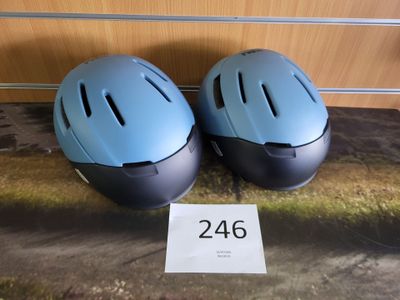 deux casques posés par terre l'un à côté de l'autre