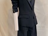 un mannequin vêtu d'un costume et d'une cravate, posé sur un support de mannequin