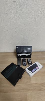 un téléphone portable posé sur une table