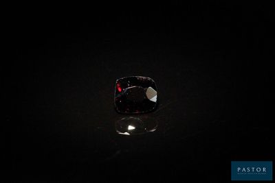 un diamant noir dans l'obscurité