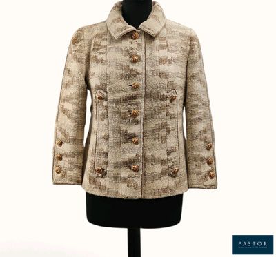 une photo d'une veste pour femme sur un mannequin