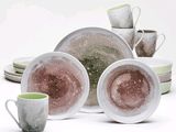 beaucoup d'assiettes et de tasses posées sur une table
