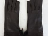 des gants en cuir marron avec des poignets en fourrure noire sur fond blanc