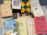 plusieurs livres qui se trouvent ensemble dans une boîte