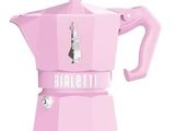 une cafetière moka rose en forme de machine à café, ornée d'un chat