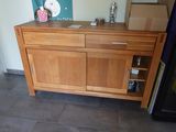 une armoire en bois surmontée d'un miroir