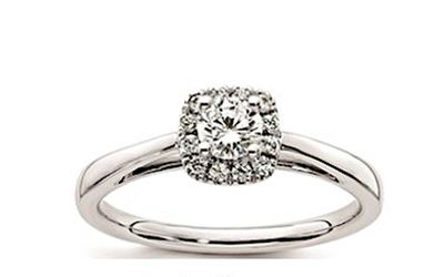 une bague de fiançailles en or blanc sertie d'un diamant central