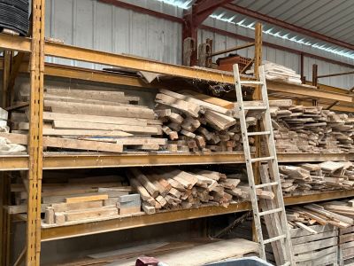 de nombreuses piles de bois empilées sur les rayonnages de l'entrepôt