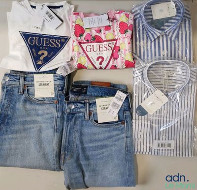 un tas de vêtements posés sur une table