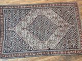 tapis posé sur un sol en bois dans une pièce dotée d'un parquet en bois massif et d'un sol en bois massif