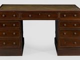un bureau ancien en bois avec des tiroirs, surmonté d'autres tiroirs