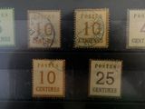 cinq timbres différents exposés dans une vitrine