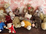 beaucoup de peluches posées sur une table