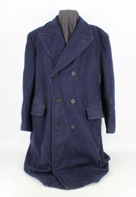 une photo d'un manteau bleu « Peale » sur un mannequin