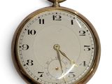 gros plan d'une montre de poche sur fond blanc