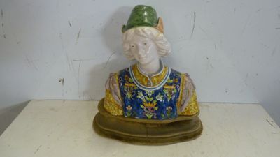 une figurine représentant un homme coiffé d'un chapeau vert, posée sur une table