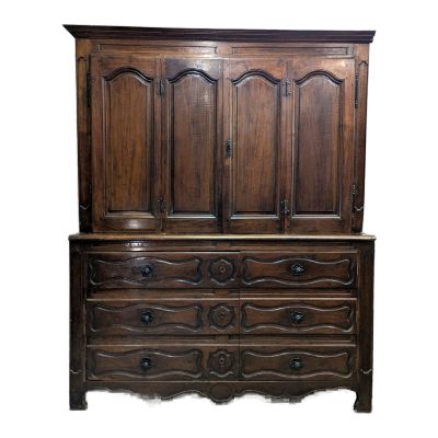 une vieille commode en bois avec deux tiroirs et deux portes