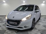 la petite voiture blanche est garée dans une grande pièce