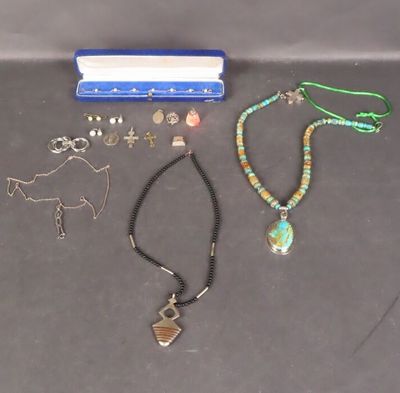 Lot de bijoux fantaisie comprenant : 1 pendentif "personnage…