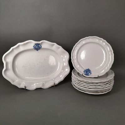 Plusieurs assiettes blanches ornées de fleurs bleues sont empilées les unes sur les autres