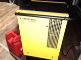 une petite machine jaune posée par terre