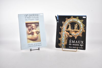 deux livres posés l'un à côté de l'autre sur une table