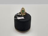 un gros plan d'une bague posée sur une boîte noire
