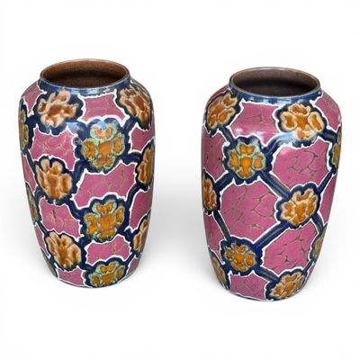 deux vases posés côte à côte sur une surface blanche