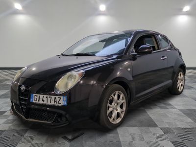 la photo d'une voiture noire garée dans un garage