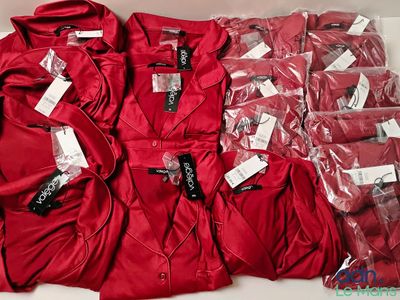 de nombreux t-shirts rouges posés sur une table