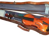 un violon dans un étui avec un archet à l'intérieur