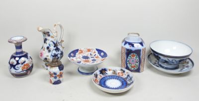 de nombreux types de vases et de bols sur la table