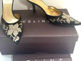 un gros plan sur une paire de chaussures noires posées sur une boîte