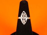 une bague de fiançailles ornée d'un diamant en forme de poire serti au centre