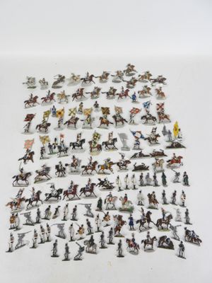 de nombreuses figurines de différents types et tailles sur la table