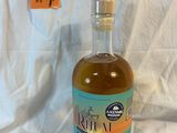 une bouteille de rhum posée sur une table