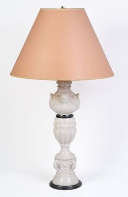 une image représentant une lampe blanche avec un abat-jour beige sur fond blanc