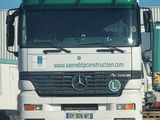 un camion garé sur le côté de la route