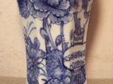 un vase bleu et blanc posé sur une table