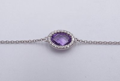 un bracelet composé d'améthorite et de diamants montés sur une chaîne