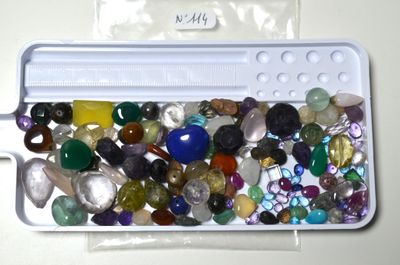 Un lot de + de 500 cts de pierres diverses (émeraudes, améth…