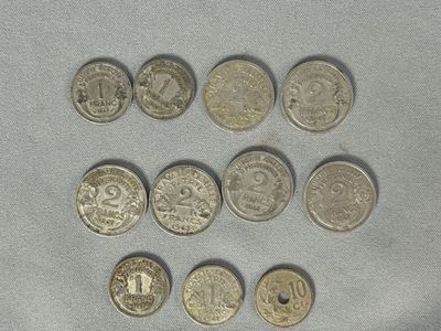 six types de pièces différents sont présentés sur une surface blanche