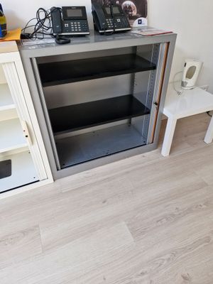 une photo d'un bureau avec un téléphone et un ordinateur portable