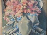 une peinture de fleurs roses dans un vase sur une table