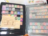 beaucoup de timbres et un classeur rempli de timbres sur la table