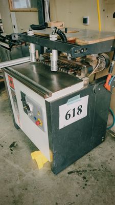 une machine qui se trouve dans une pièce remplie de cartons