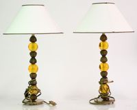Paire de lampe de salon en métal doré et résine fumé.
