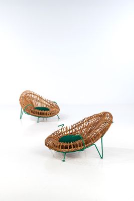 paire de chaises longues en rotin avec des coussins verts sur fond blanc