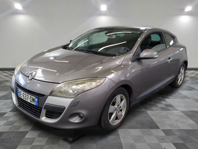 la photo d'une voiture grise garée dans un garage